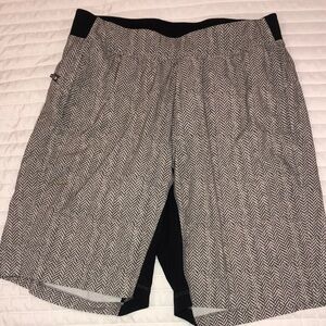 Men’s lulu lemon chevron shorts size Medium